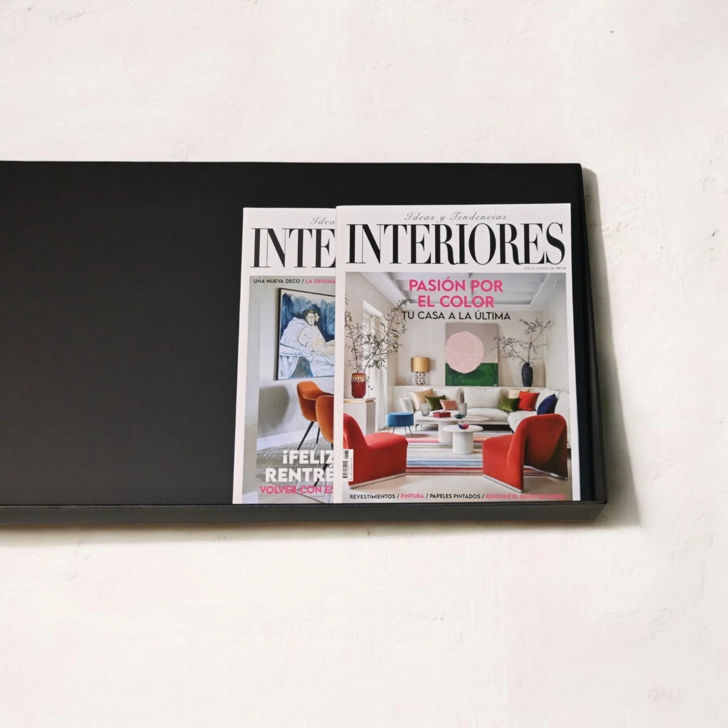 Vista parcial del estante Bicorp, lacado en negro, con revistas de interiorismo