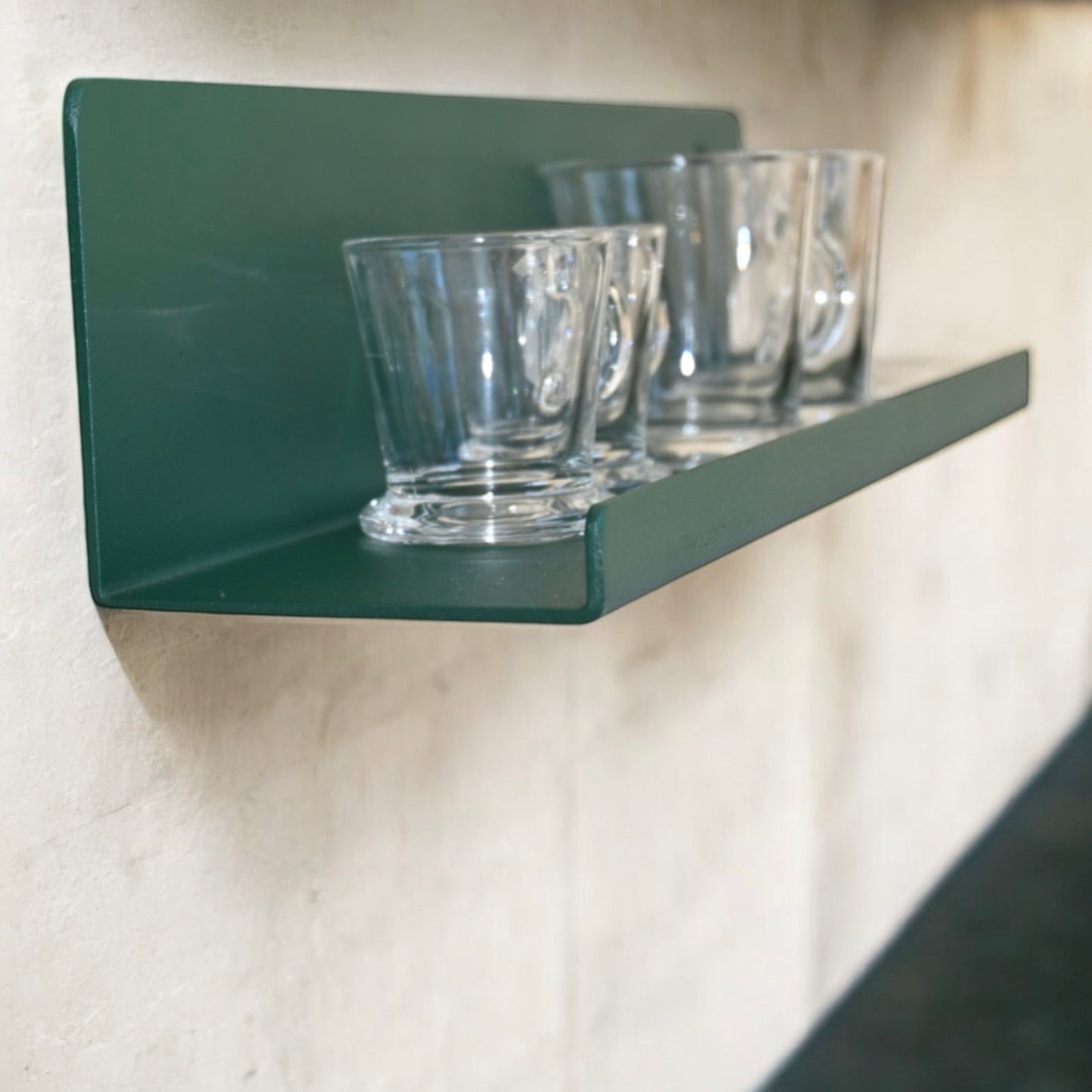 Estante Matet con vasos vista lateral de cerca