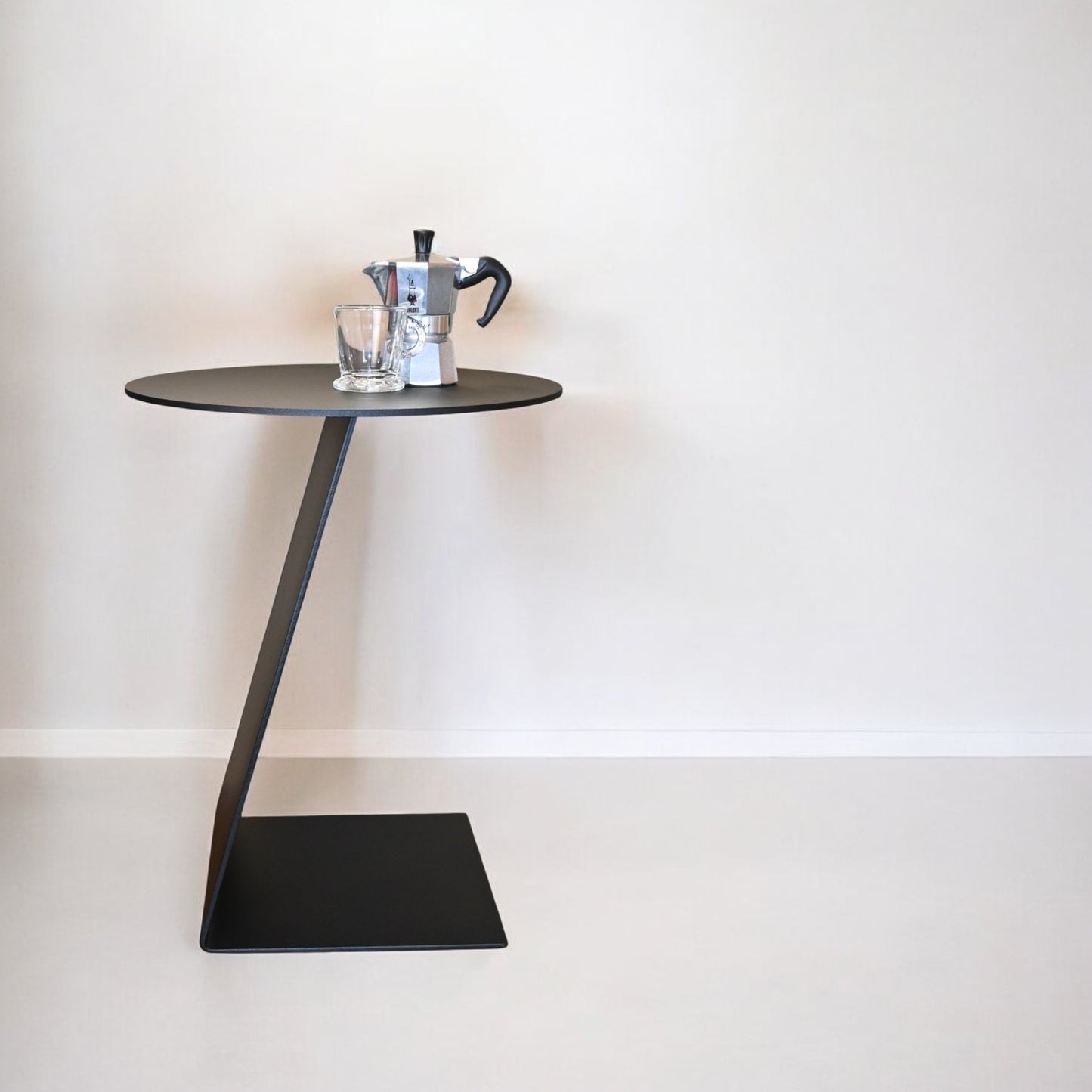 Mesa Cotes vista lateral con cafetera y taza de café