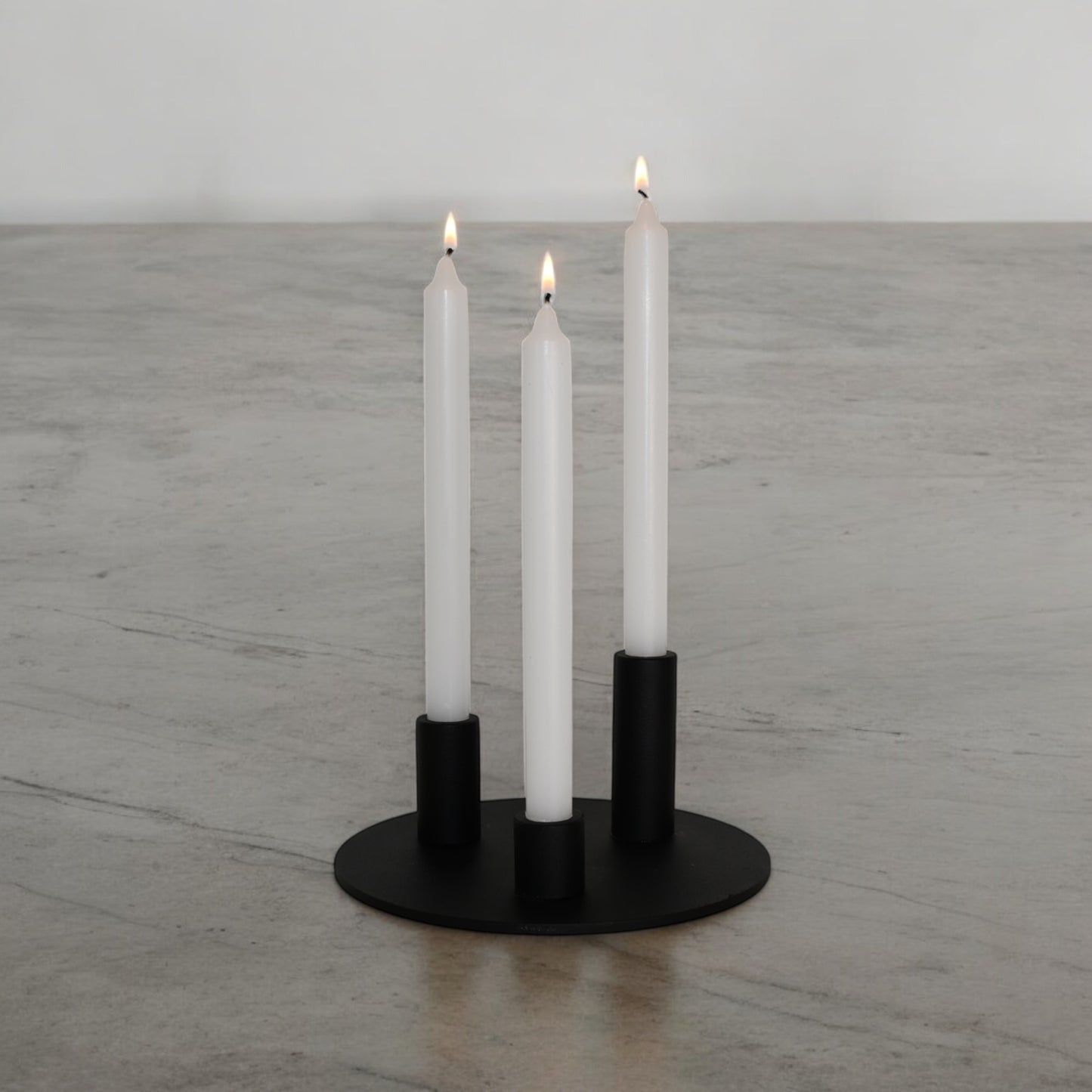 Soporte para velas Famorca con velas encendidas