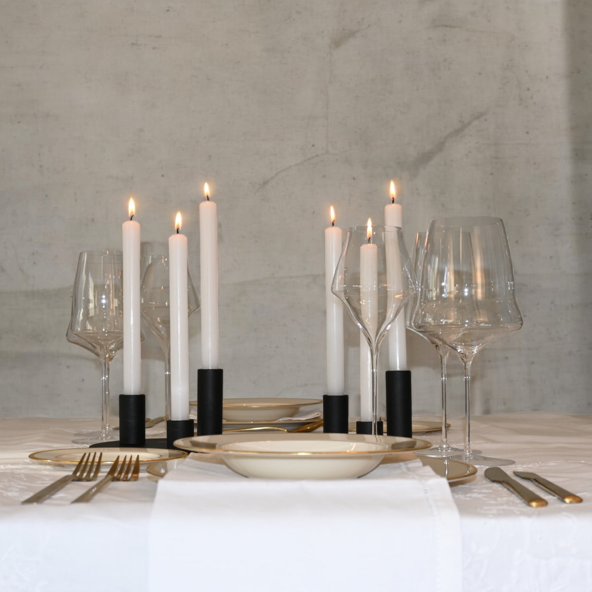 Portavelas Bellús con velas encendidas y soporte para velas Famorca encima de mesa arreglada