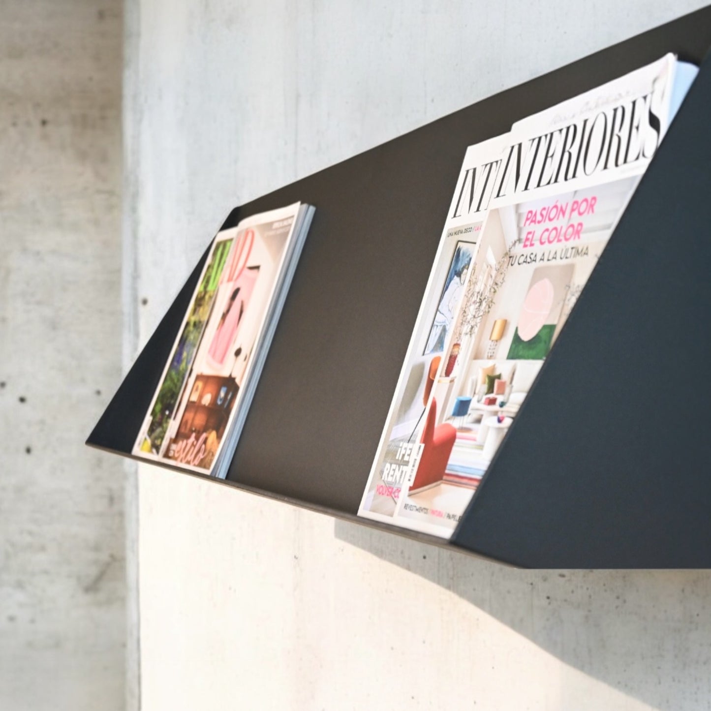 Estante Bicorp con revistas