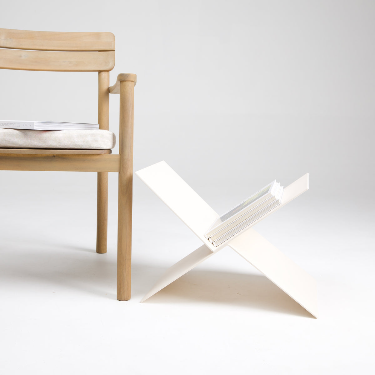 Magazine/Book Stand Pavías