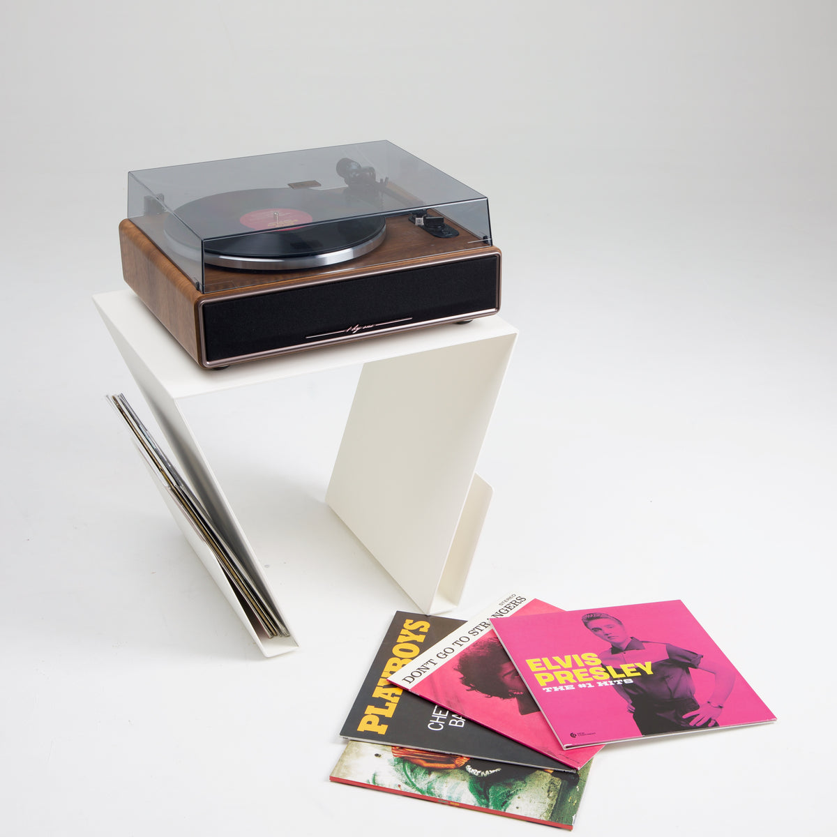 Mesa auxiliar Yesa con tocadiscos en la parte superior y vinilos en un lateral