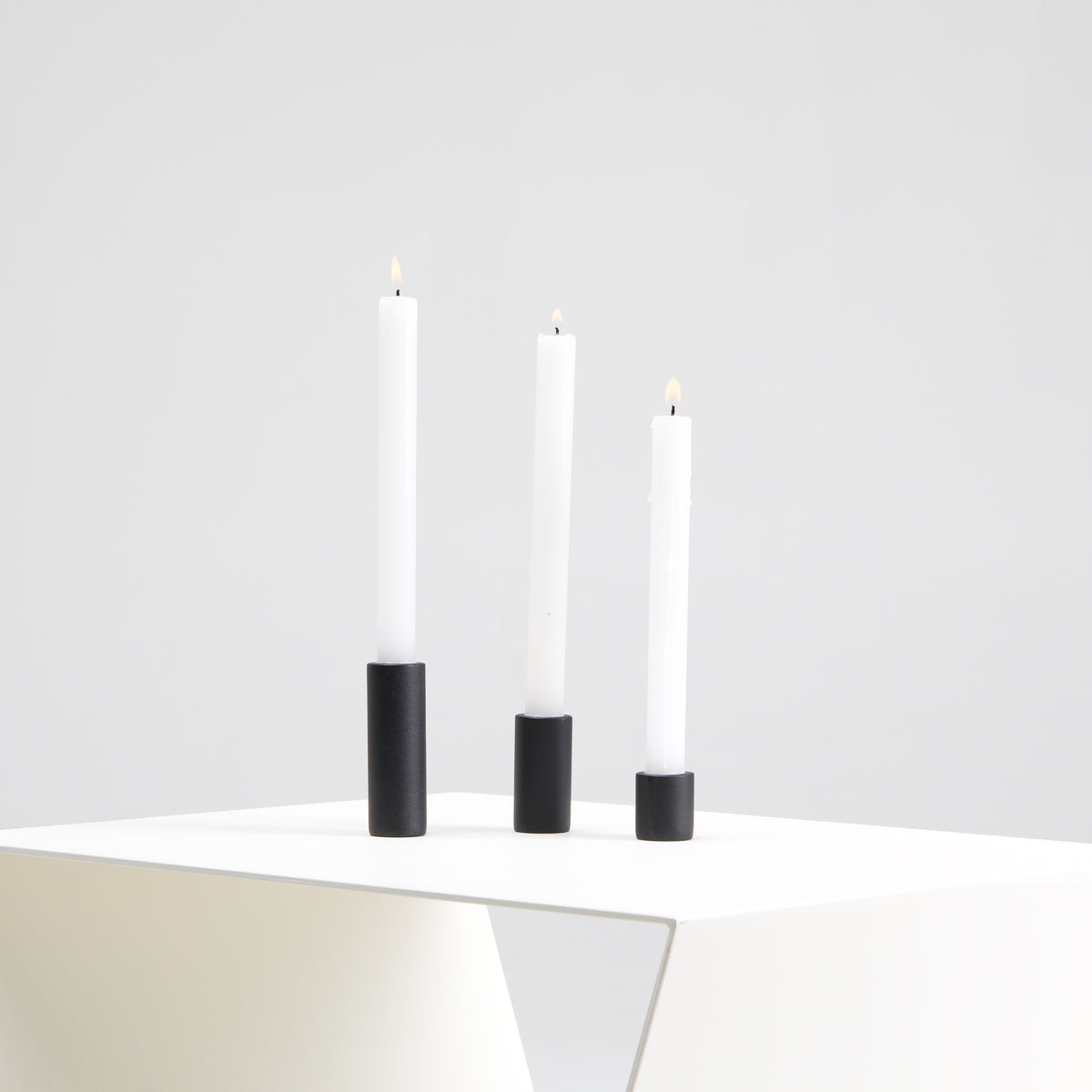 Soporte velas Bellús con velas sobre mesa auxiliar Yesa de cerca