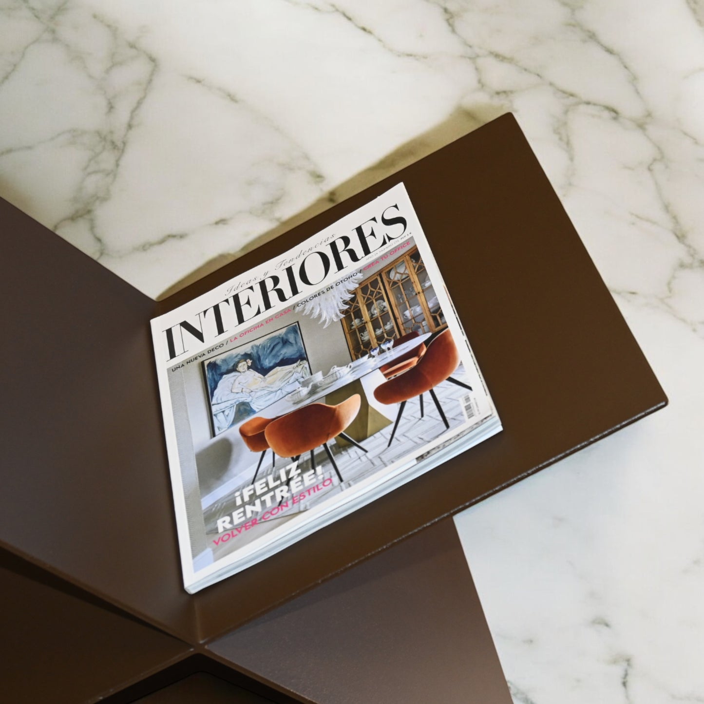 Revistero Culla marrón vista de cerca con una revista