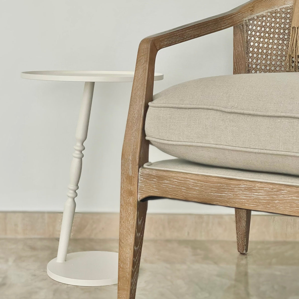 Mesa auxiliar Gorga junto a sillón de comedor
