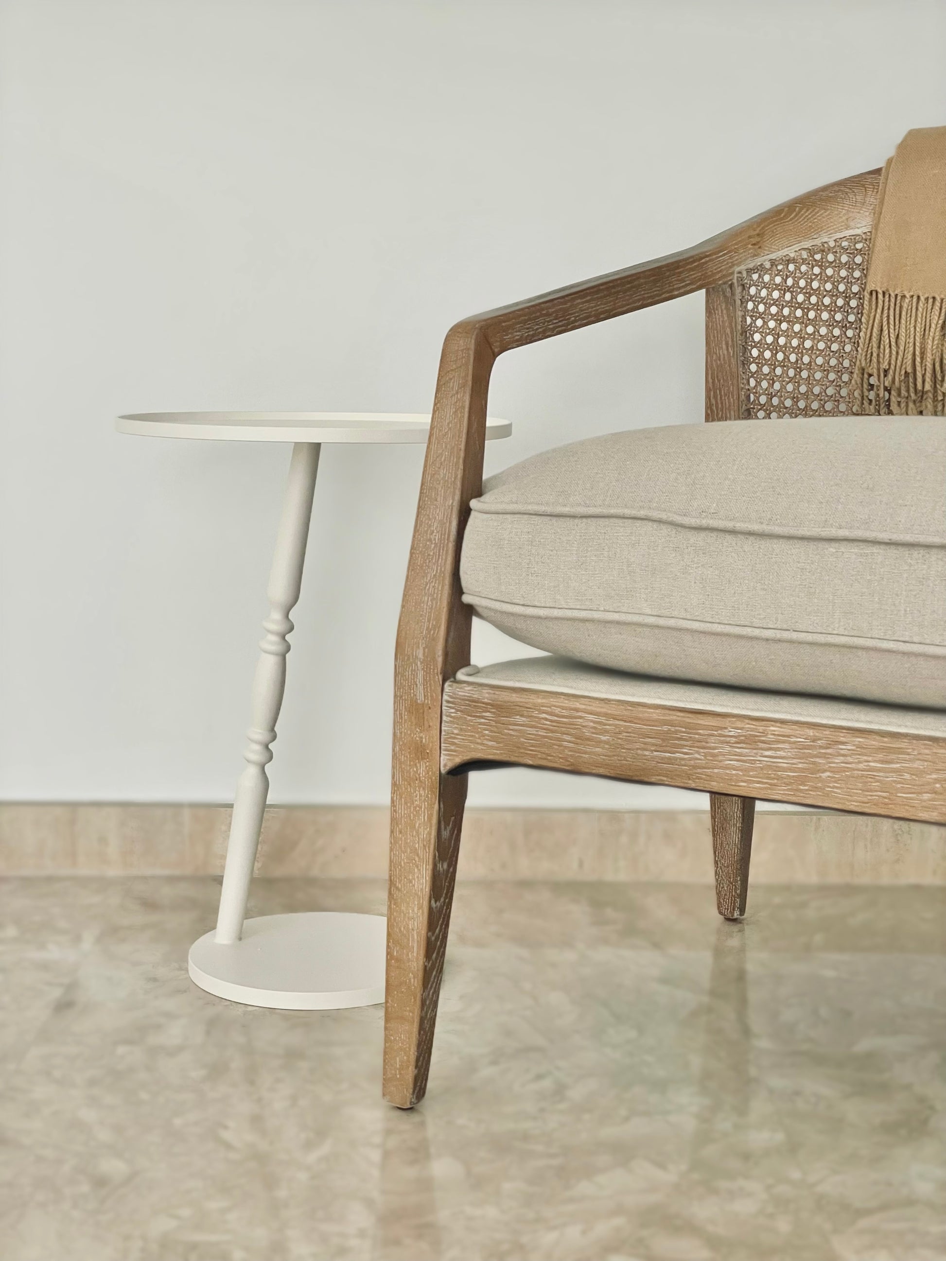 Mesa auxiliar Gorga junto a sillón de comedor